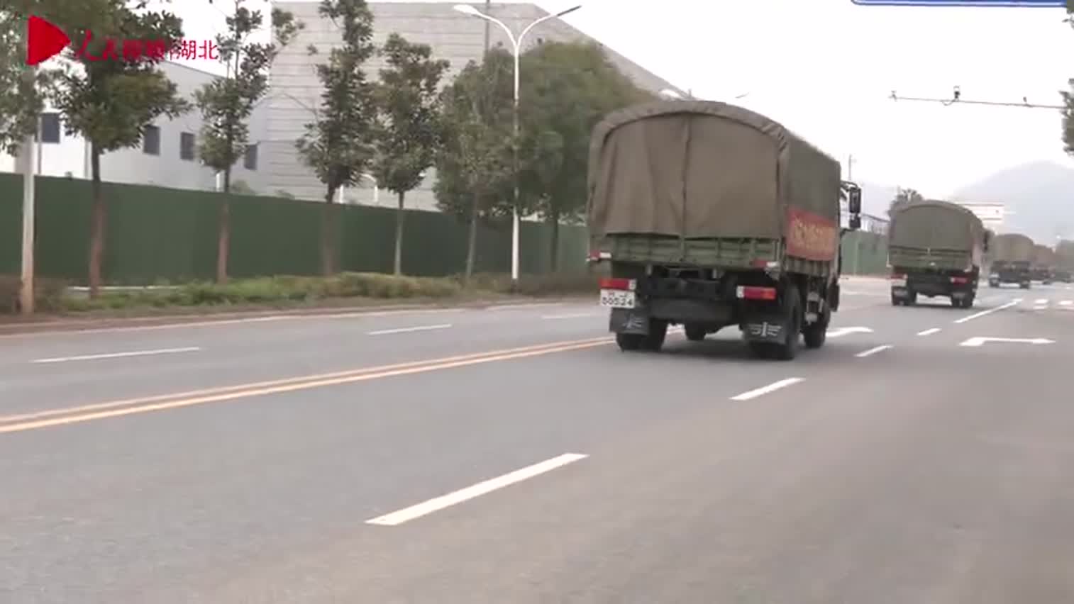 视频：军用卡车也出动了！驻鄂部队50台卡车运送2