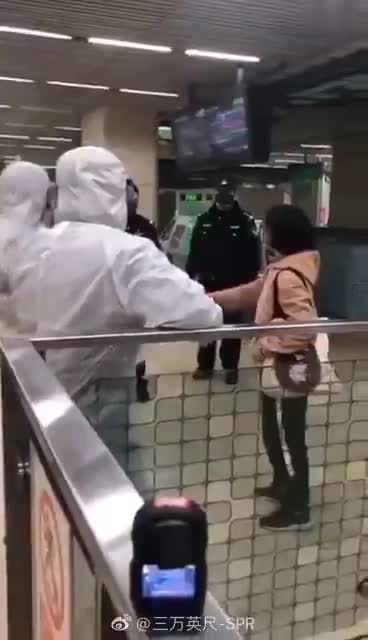视频：北京一女子不戴口罩进地铁 态度恶劣被警方带