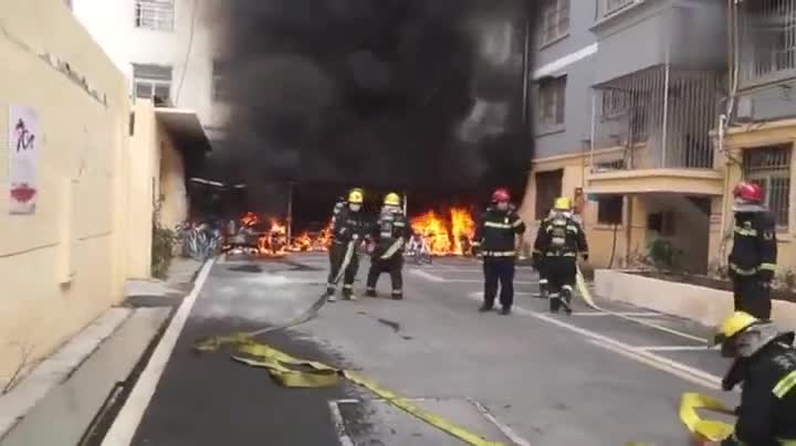 视频-消防员灭火被围观 急得大喊都回家