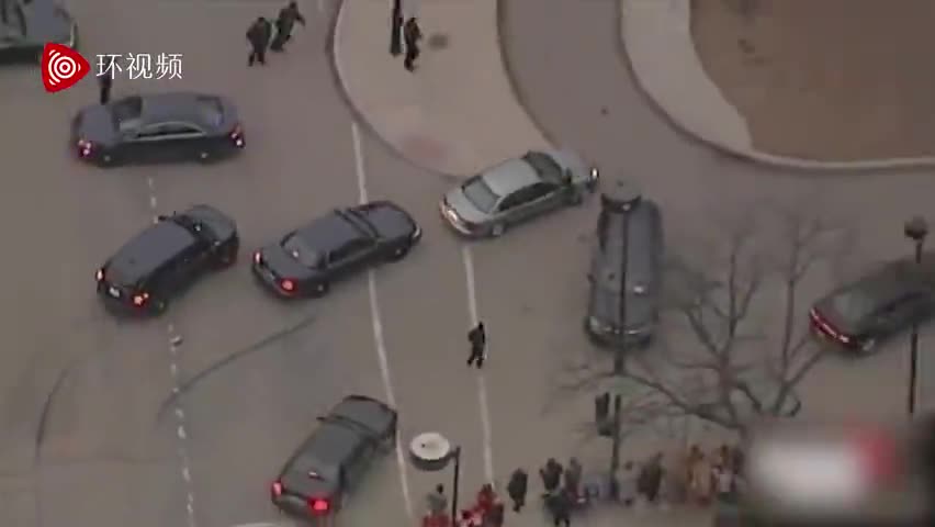 视频-车辆冲进超级碗胜利游行队伍 警方追击围堵上