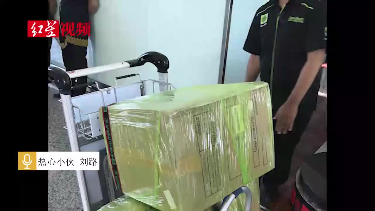 视频-中国好邻居！成都小伙巴厘岛背回近2千个口罩