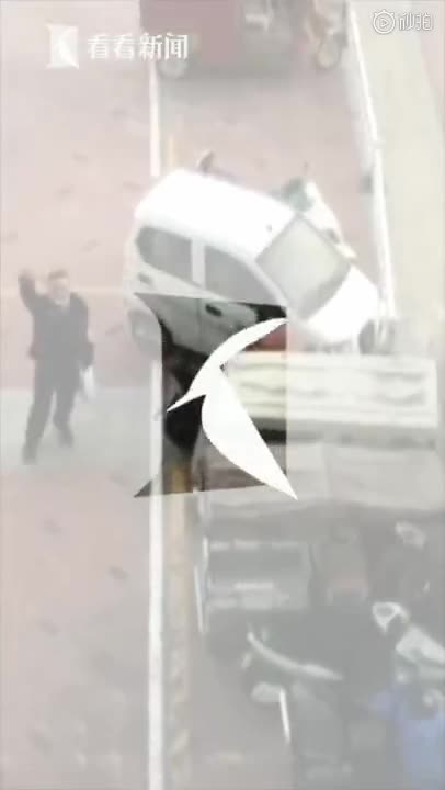 视频-民警执勤后妻子用绳子送饭 饭后父子隔着玻璃