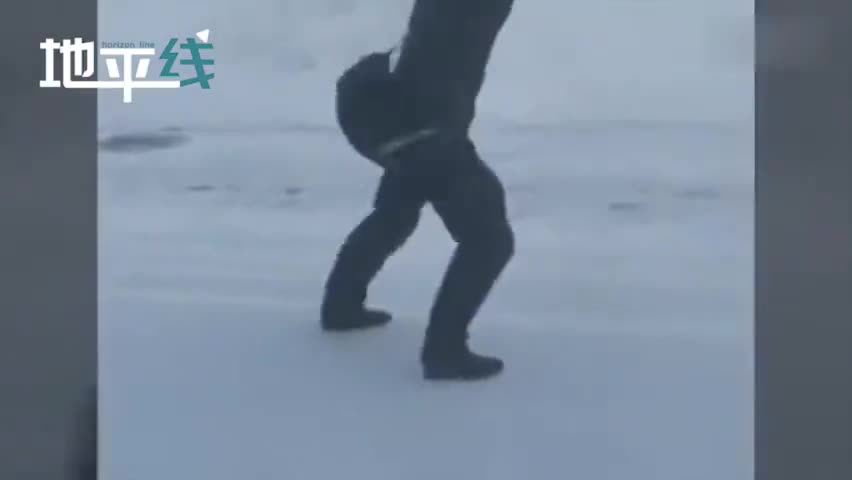 视频-俄北部城市遭遇暴风雪阵风11级 男子站不稳