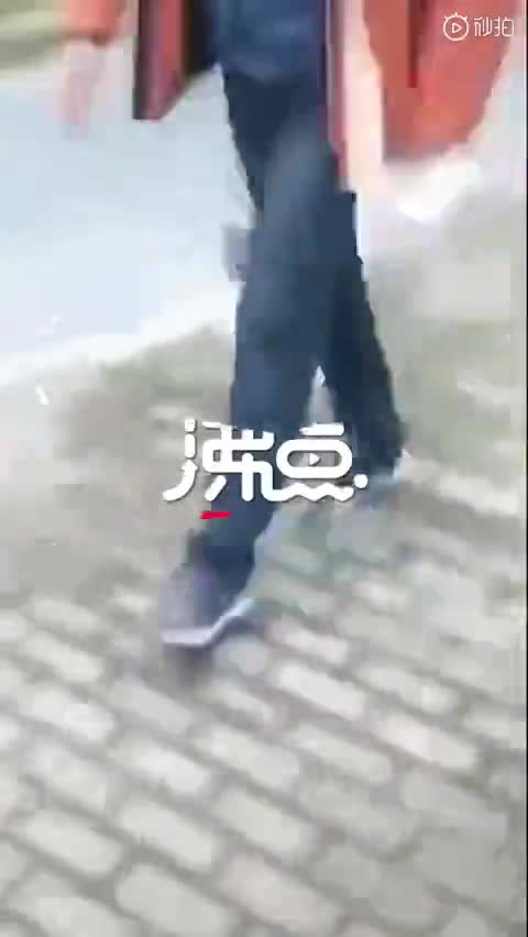 视频-上海市民街头提醒老外戴口罩 对方十分配合还