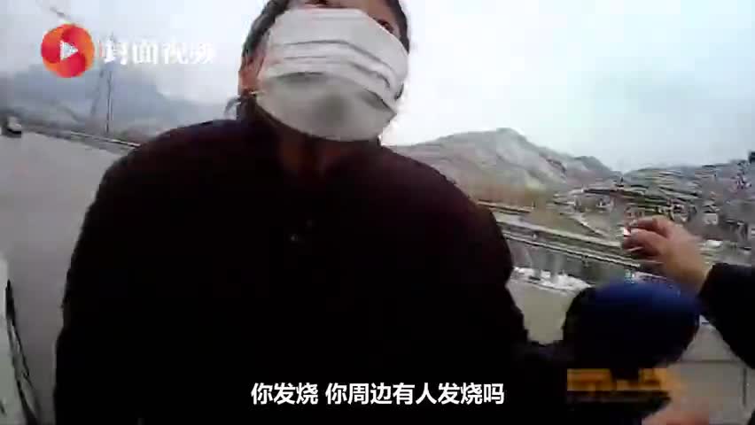 视频-交警送口罩给外出看病老人：人民警察不就干这