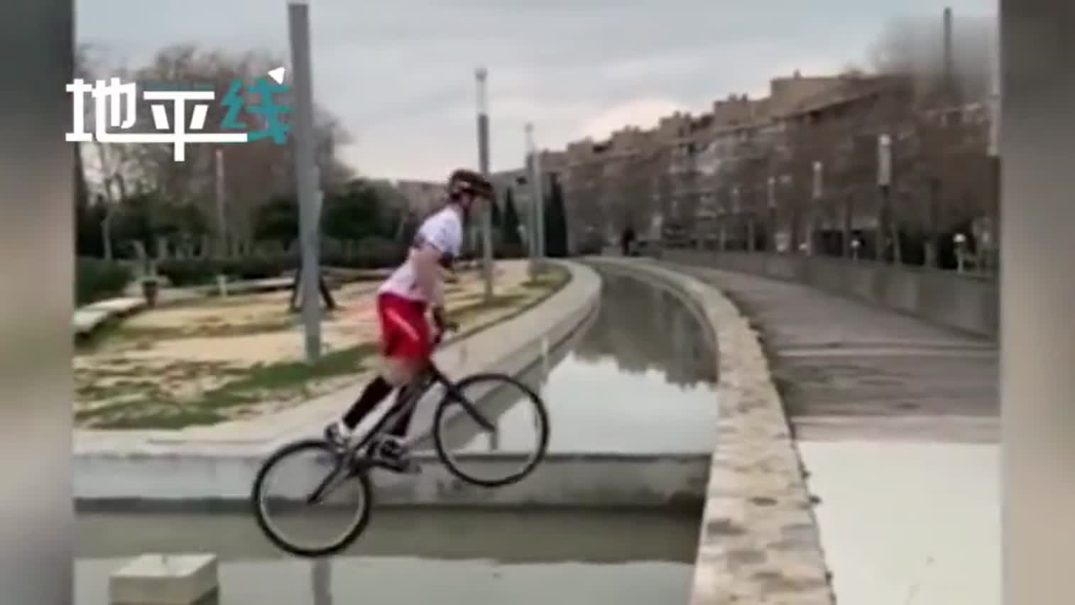视频|西班牙男子骑山地车用后轮表演跳跃特技 差点
