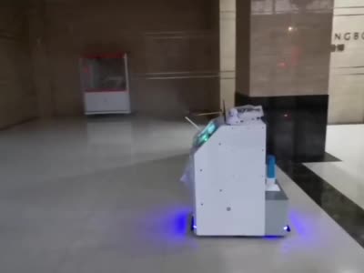 复旦消毒机器人在新金博大厦进行喷洒测试。