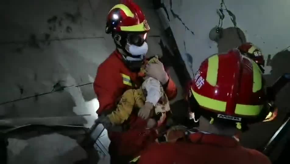 视频|福建泉州一宾馆倒塌 消防员用口罩为获救男孩