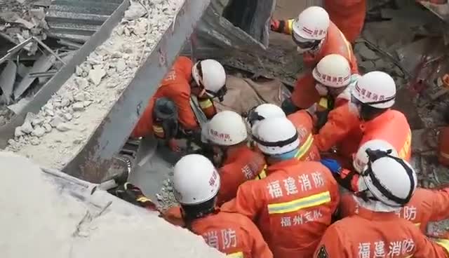 视频-泉州楼塌事故现场第50个被困者正在施救