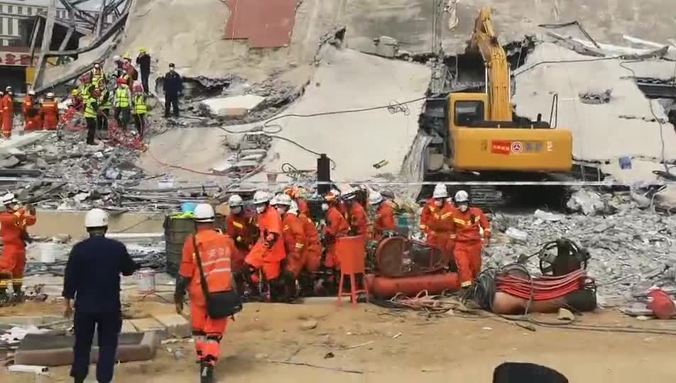 视频：泉州楼塌事故现场救出第50个被困者