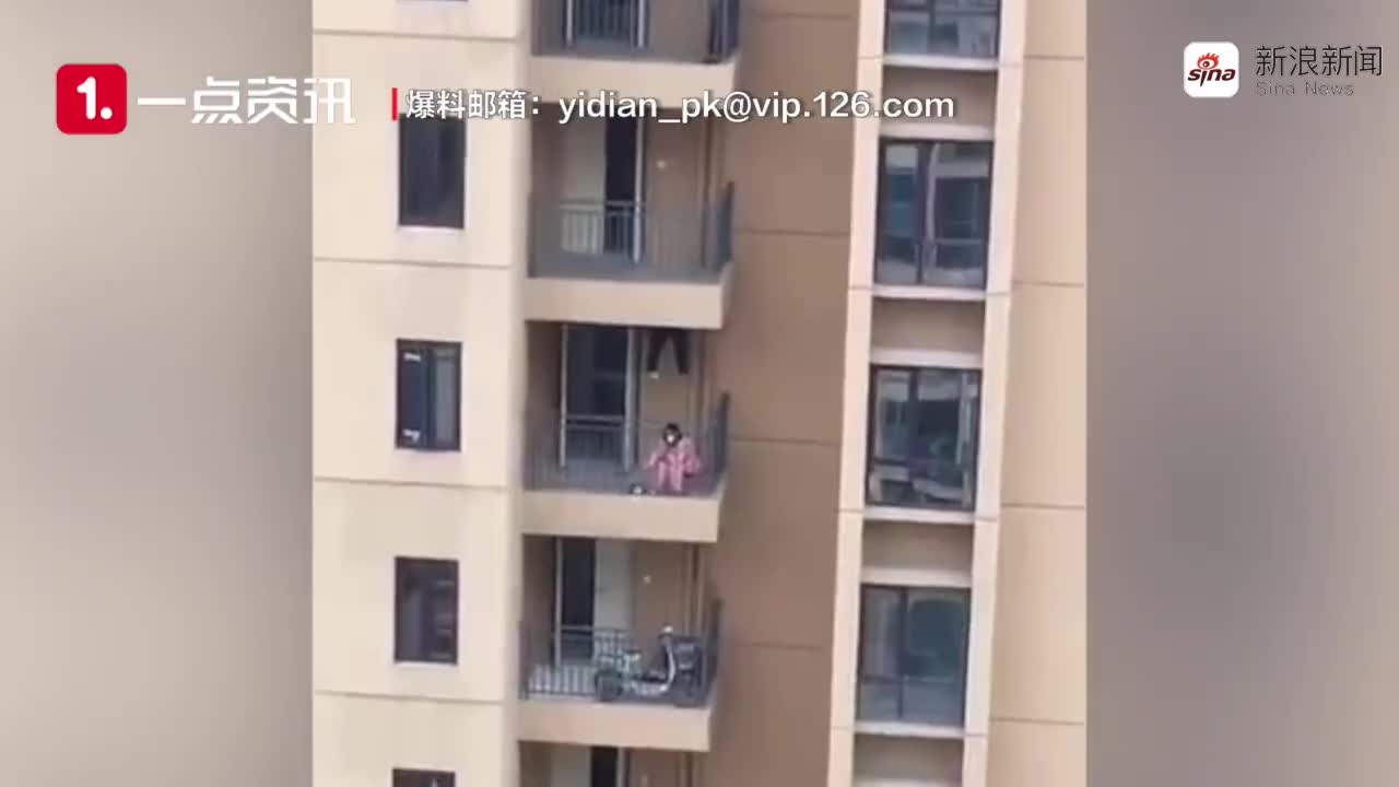 视频-阳台敲锣救母女子母亲已出院