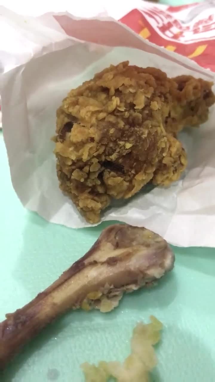 麦当劳鸡翅吃出异物