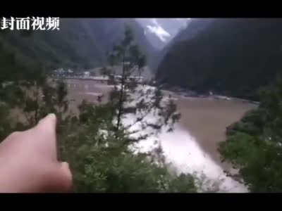 视频直击四川丹巴泥石流现场：村民高处避险 洪水没过农房“卷”走车辆