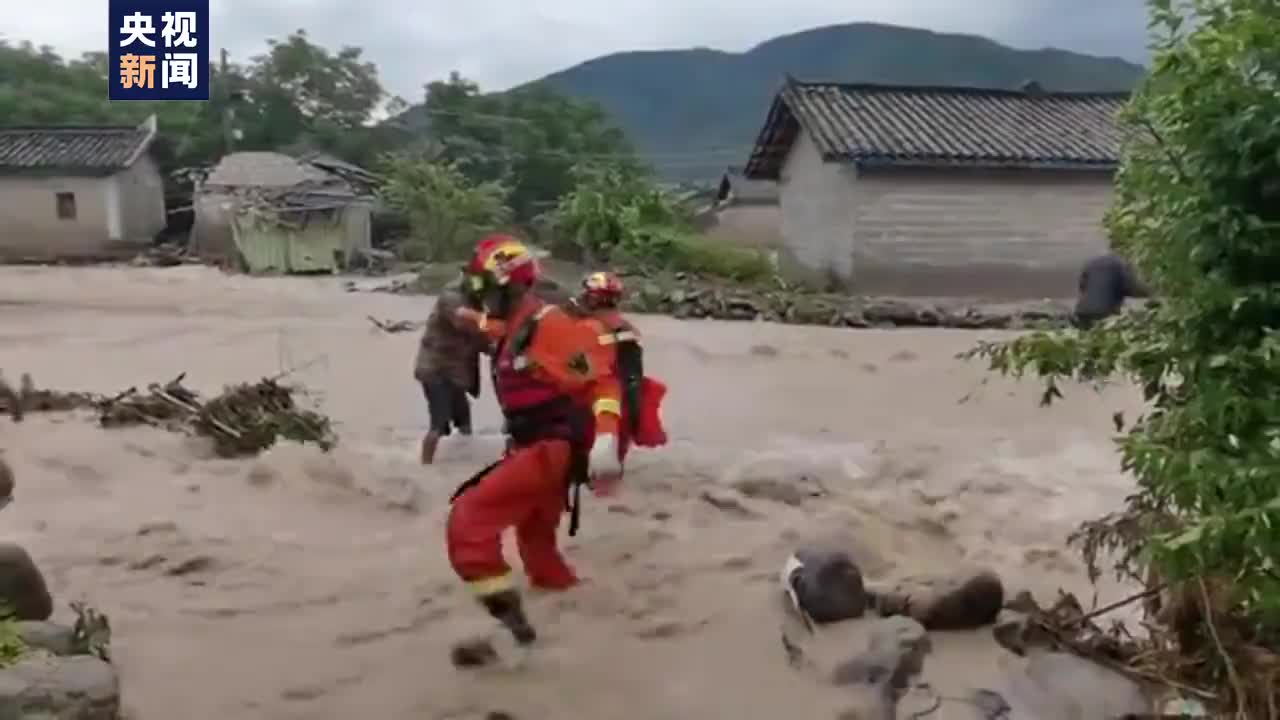 四川凉山州冕宁县发生山洪灾害 消防成功营救141人