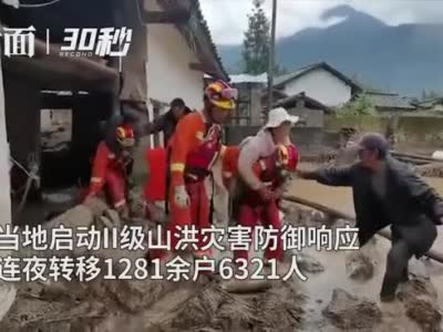 直击四川冕宁暴雨 消防队员手挽手救出被困村民