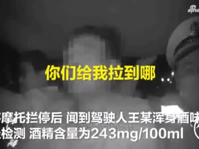 男子醉驾被查 警车上自扇耳光：酒肉朋友多 自己坑自己