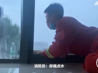 女子在郑州一医院欲轻生 接到家人电话后大叫跳楼