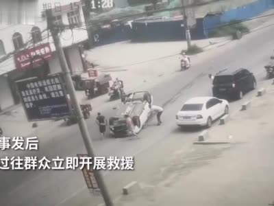 30秒 | 四川雁江：司机伸手抓蜘蛛分神 撞上路边石头翻车