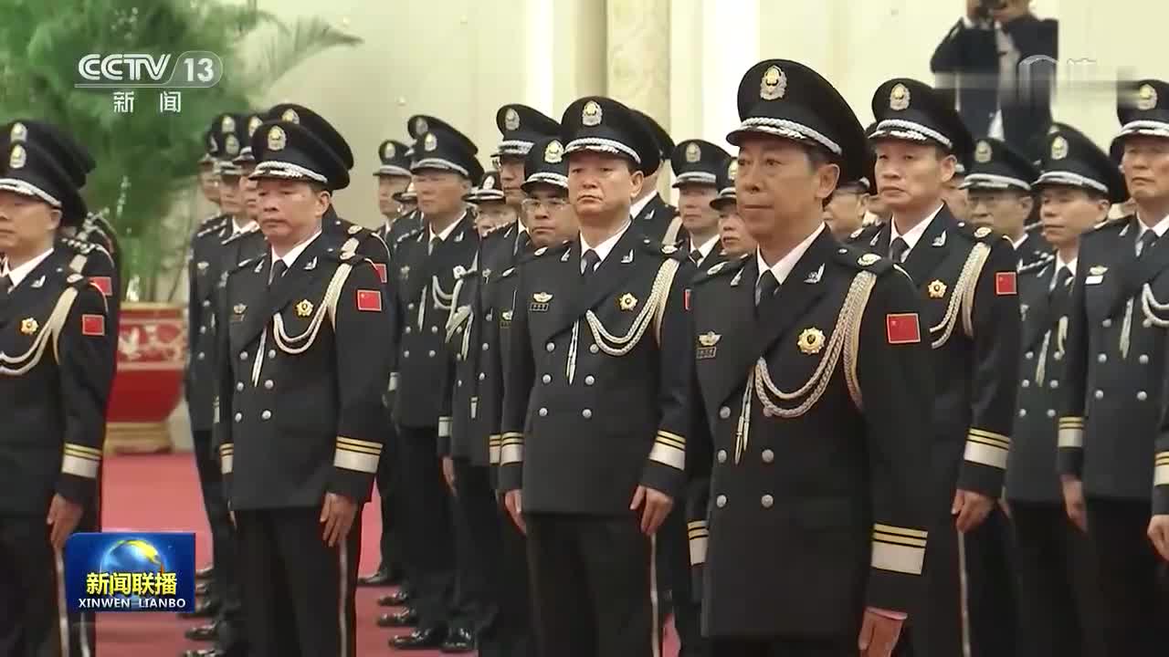 习近平向中国人民警察队伍授旗并致训词