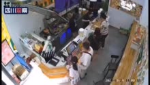 12岁女孩奶茶店内无故被男子一掌扇飞！警方通报来了