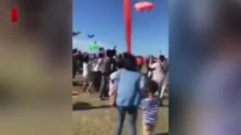 恐怖！女童被风筝缠卷飞至半空