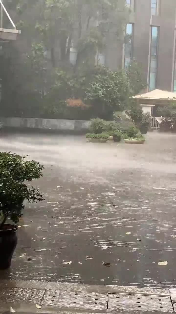 上一次南京下这么大雨是什么时候是四个小时前