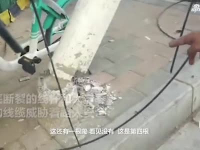 郑州街头信号灯、线杆被接连“斩断” 众人合力排险