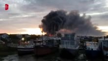 视频|英国一工厂发生巨大爆炸，蘑菇云形火球直冲上天|爆炸