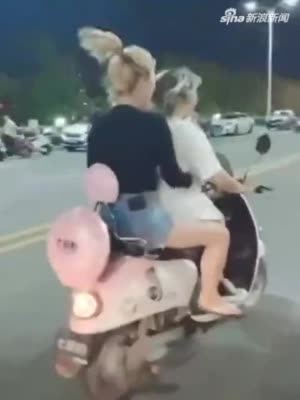 淅川俩女子骑电车甩腿拍抖音同款 交警:妨碍安全驾驶