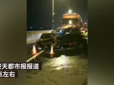 宜昌交警设卡查处酒驾遭渣土车冲撞，三车被撞一交警受伤