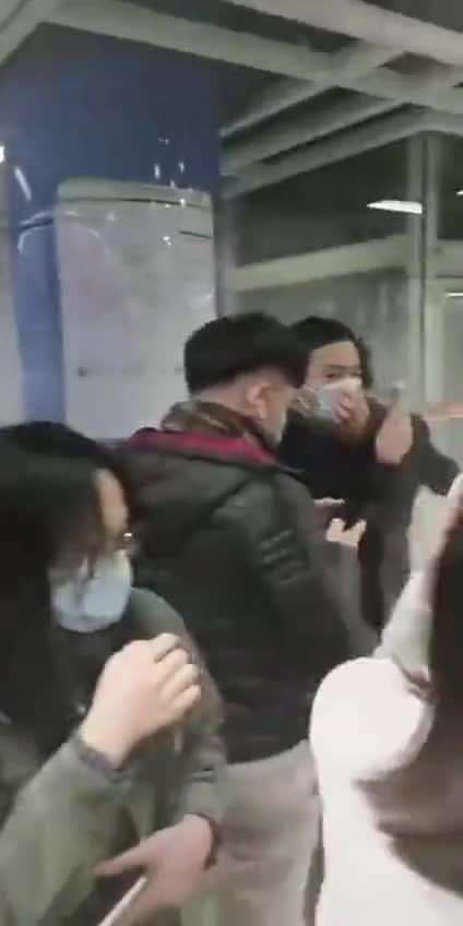 珠江新城站冒烟停电？广州地铁回应：系乘客误触灭火器