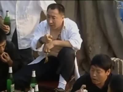 马大帅牛二带兄弟去吃大餐啤酒配上鸡爪子啃的是满嘴流油