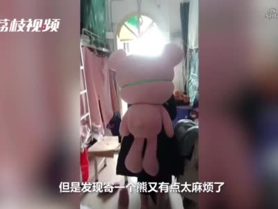 女生放假将玩偶绑在背上带回家