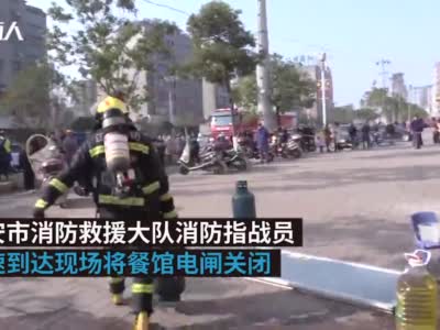 幼儿园楼下早餐店突发大火，消防员徒手拎出四个“炸弹”