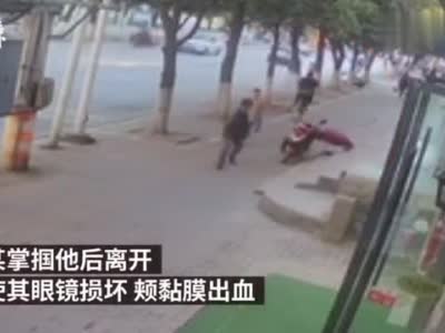 宜昌一男子与女友吵架心情不好当街掌掴少年，被拘留12天