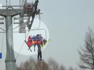 游客从滑雪场缆车掉下后 被同伴抓住衣服悬在半空