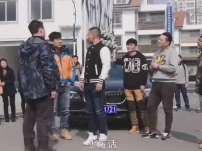 小混混简直太狂了,竟敢将军人的证件扔在地上踩,这回玩大了吧!