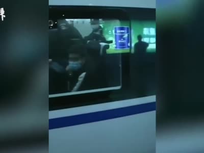 #河南警方押解39名跨境电信诈骗嫌疑人#，多为年轻女性