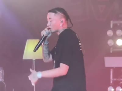 甜蜜互动马思唯和易梦玲演出秀恩爱