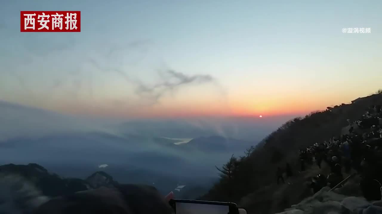 泰山山顶看日出游客挤爆游客人太多下山坐缆车排队1小时