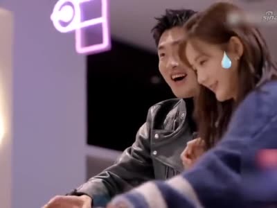 《平行时空遇见你》李一桐王彦霖手牵手滑旱冰好甜