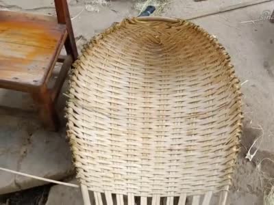 农村手艺竹编,这个在我们这里叫粪箕,现在很少人会做了