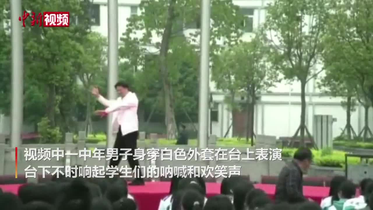 原来为学生跳舞的男子系犍为县教育局局长段礼富.