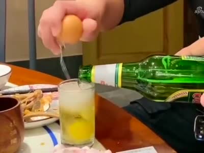 啤酒和生鸡蛋掺和在一起喝上一口会是什么味道真是难以形容