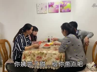 倔媳妇半年没见佳怡,两人见面高兴的拥抱,小薛一旁直夸像姐俩_新浪