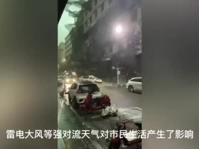 武汉突降暴雨 火车站候车厅顶棚遭雨水倒灌