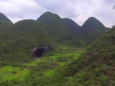 在贵州大山发现一个山洞,看起来很神秘,你敢进去吗|贵州省_新浪新闻