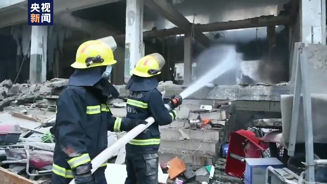 现场丨清理废墟转移伤员湖北十堰燃气爆炸事故救援进行时