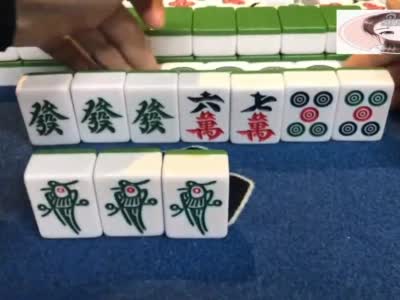 麻将:小妹这把鸡胡五八万,抓到一筒就不得了,直接连杠杠上自摸