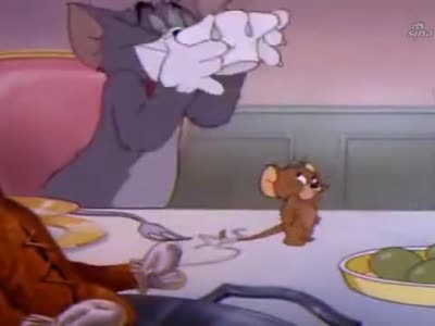 猫和老鼠:杰瑞正在偷吃美食,被汤姆一勺子敲晕了,可怜